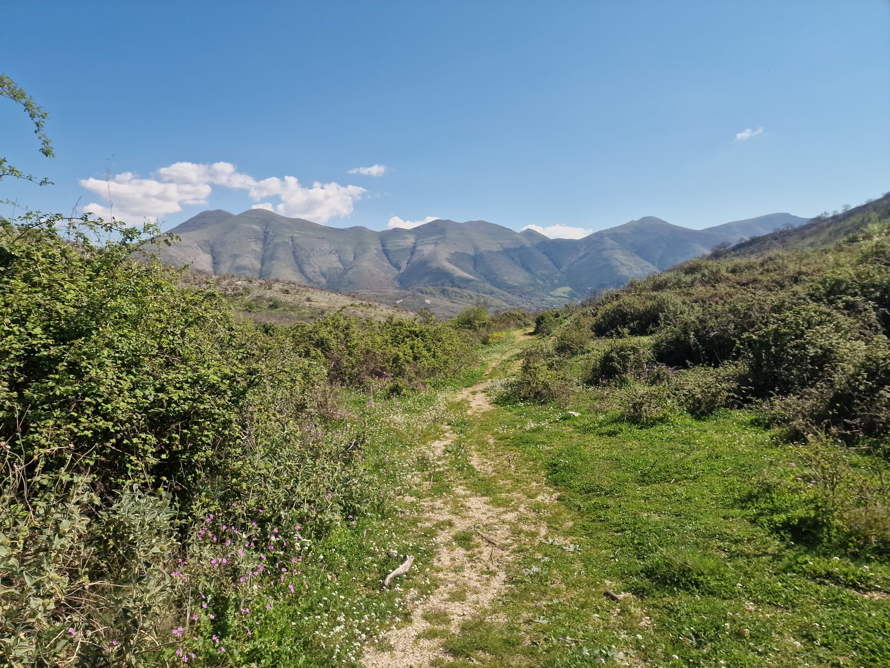 The trail through the hills to Syri i Kaltër
